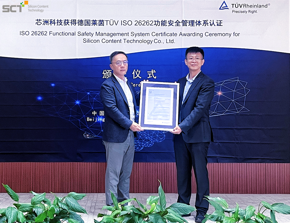 男人和女人站在电视前
中度可信度描述已自动生成